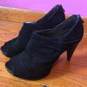 Libby Edelman Zipper Suede Heels